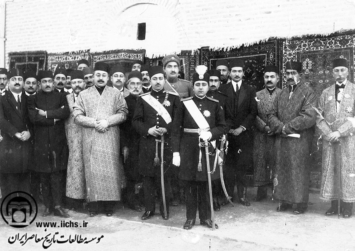 احمدشاه و محمدحسن‌میرزا ولیعهد در لباس رسمی به اتفاق رضاخان سردار سپه، وزیر جنگ، و عده‌ای از رجال و دربار