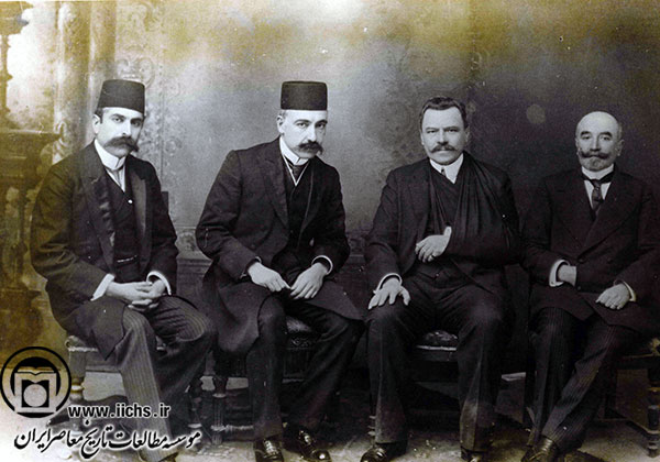 حسن وثوق (وثوق‌الدوله)، نخست‌وزیر، در میان علیقلی انصاری (مشاورالممالک)، وزیر خارجه، و کوزیل پالکوفسکی، وزیرمختار روسیه در ایران