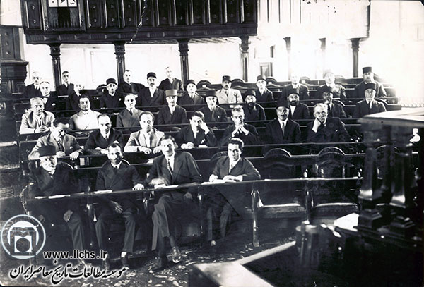 جمعی از نمایندگان دوره هشتم در یکی از جلسات رسمی مجلس شورای ملی
