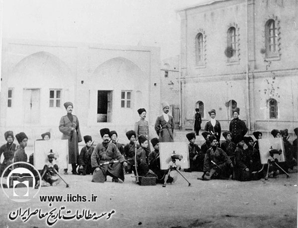 رضاخان، فرمانده اتریاد تهران، در حال بازدید از نحوه آموزش مسلسل افراد تحت فرمان خود (سال 1299)