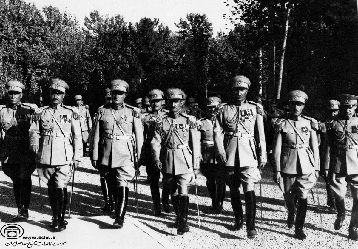 امرا و فرماندهان ارتش هنگام شرکت در یک مراسم نظامی با حضور رضاشاه و محمدرضا پهلوی در دانشگاه جنگ 1320