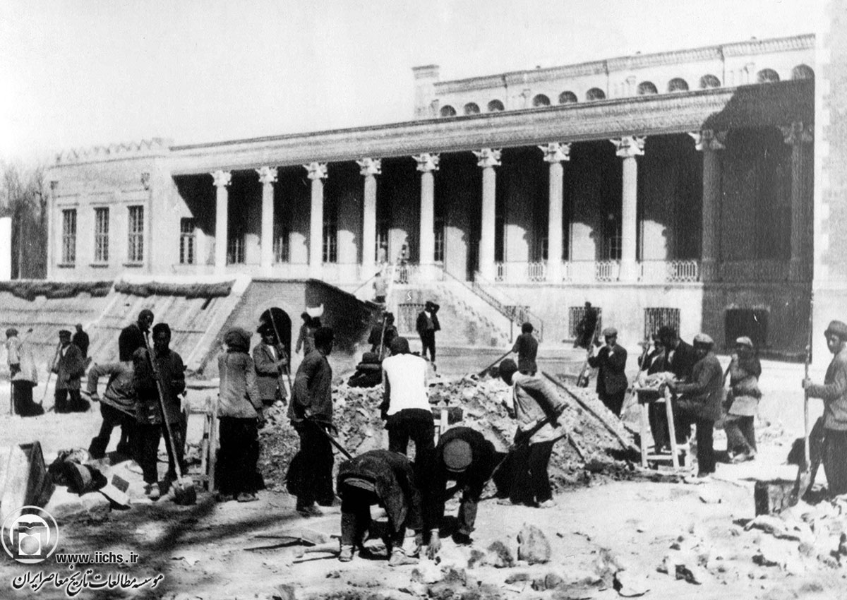 کارگران در حال احداث بنای ساختمان بانک ملی در خیابان فردوسی 