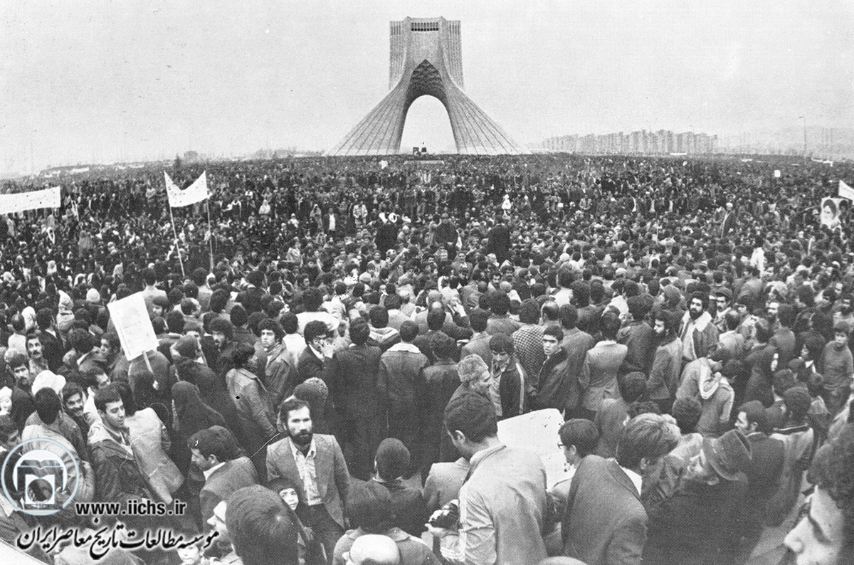 خیابان انقلاب تهران؛ نمایی از راه‌پیمایی بزرگ روز عاشورای حسینی(ع) در میدان آزادی تهران (سال 1357)