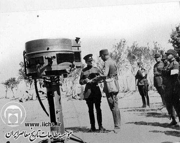 محمدرضا پهلوی در انتظار شروع مانور نظامی