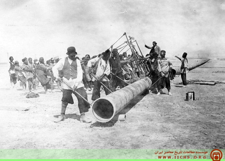 کارگران شرکت نفت در خوزستان در اواخر دوره قاجاریه