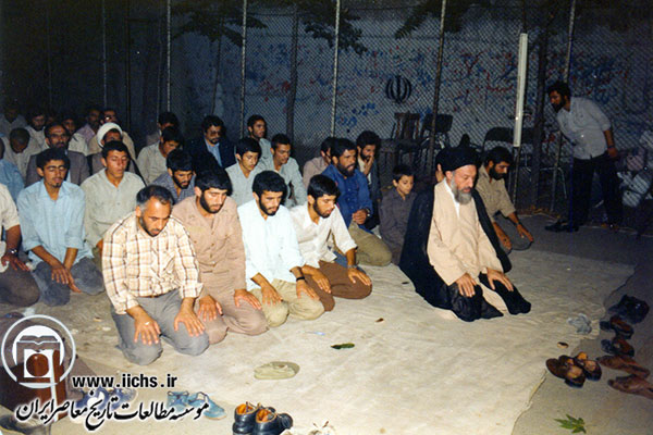 شامگاه 7 تیرماه 1360؛ شهید آیت‌الله دکتر سیدمحمد بهشتی در حال اقامه نماز جماعت در حیاط حزب جمهوری اسلامی