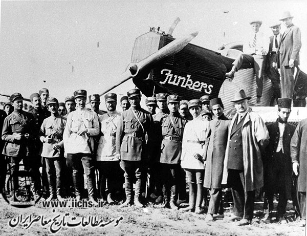  افسران و سربازان ایرانی در کنار اولین هواپیمای خریداری‌شده از روسیه (سال 1302)
