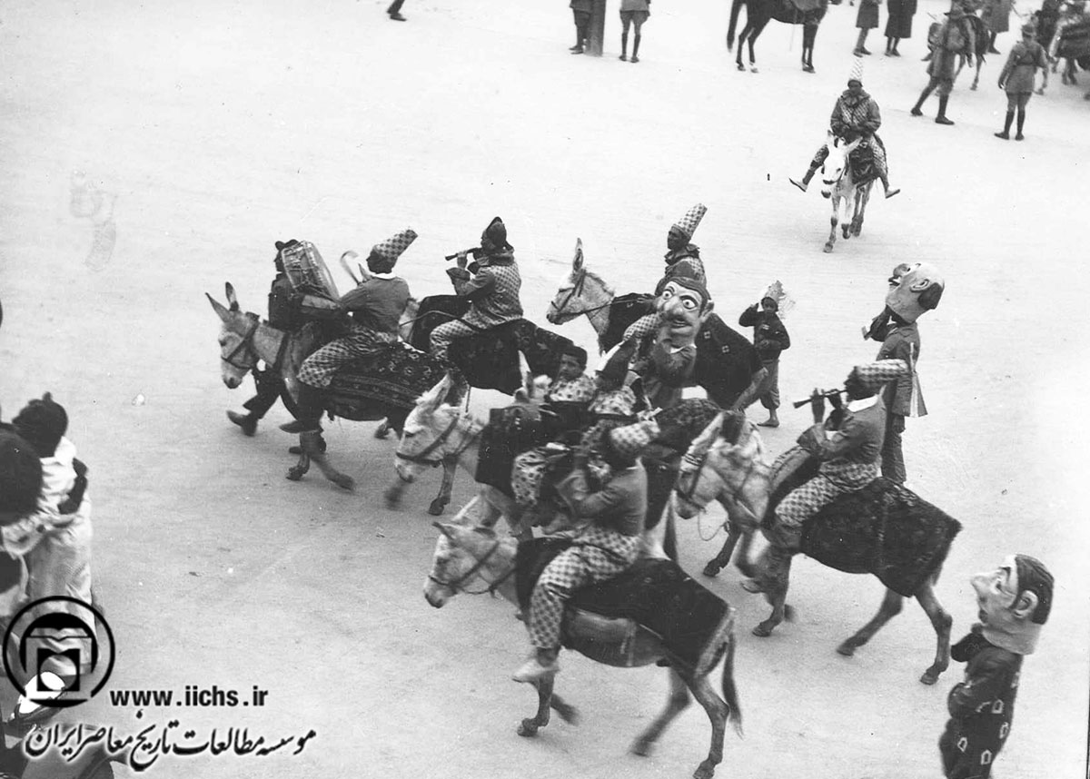 جشن پادگانی به مناسبت آتش زدن پرونده نفت در میدان توپخانه تهران