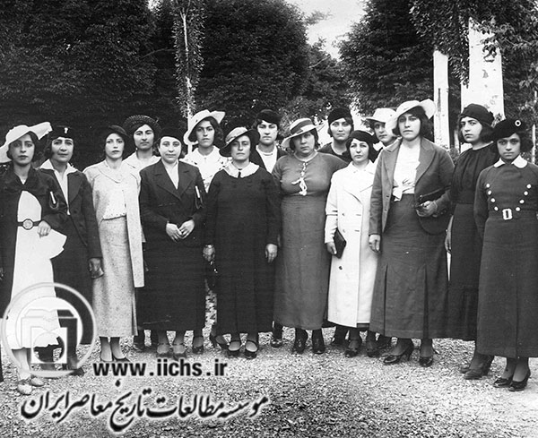  عده‌ای از اعضای کانون بانوان ایران پس از کشف حجاب