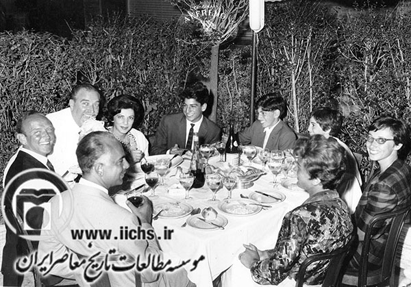 شمس پهلوی در سفر به اسپانیا به همراه همسر، فرزندان و دوستان