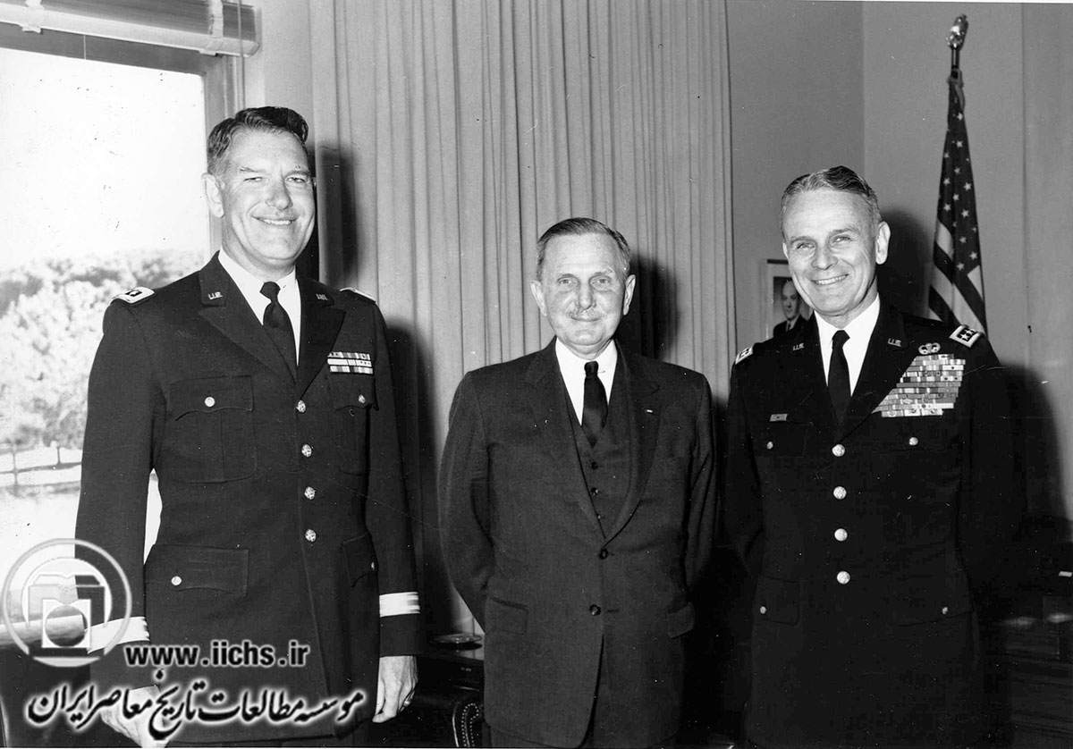 جولیوس هومز (سفیر) به اتفاق ژنران ماکسول تیلور و ژنرال اکهارت؛ رئیس ستاد نیروهای مسلح و رئیس هیئت مستشاران نظامی آمریکا در ایران