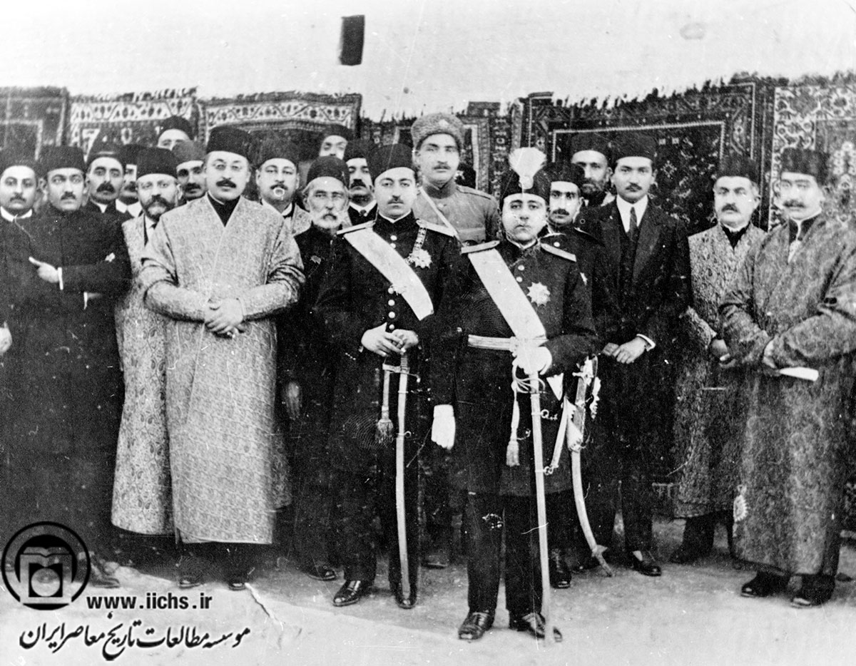  احمدشاه و محمدحسن‌میرزا (ولیعهد) به اتفاق احمد قوام، رئیس‌الوزرا، و برخی از اعضای  کابینه وی