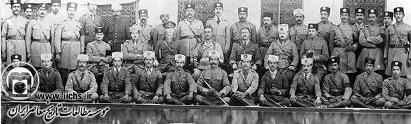 جمعی از نیروهای پلیس جنوب به فرماندهی افسران انگلیسی