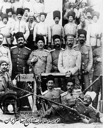 رضاخان و جمعی از افسران و فرماندهان روسی و ایرانی اتریاد همدان قبل از کودتای  1299