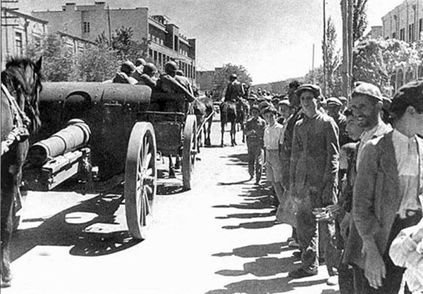 حرکت نیروهای شوروی در خیابان‌های تبریز در شهریور 1320 