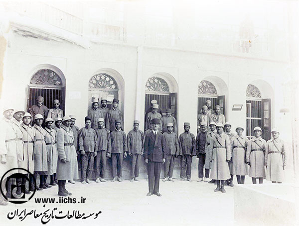 عده‌ای از زندانیان و زندانبان‌های یکی از زندان‌های شهربانی در اوایل سلطنت رضاشاه
