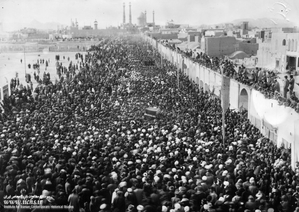 نمایی از مراسم پرشکوه تشییع پیکر آیت‌الله العظمی حاج شیخ عبدالکریم حائری در شهر قم