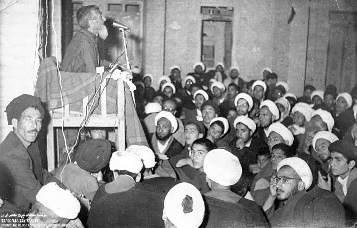 شیخ محمدتقی بهلول گنابادی در حال سخنرانی در یکی از مساجد نجف
