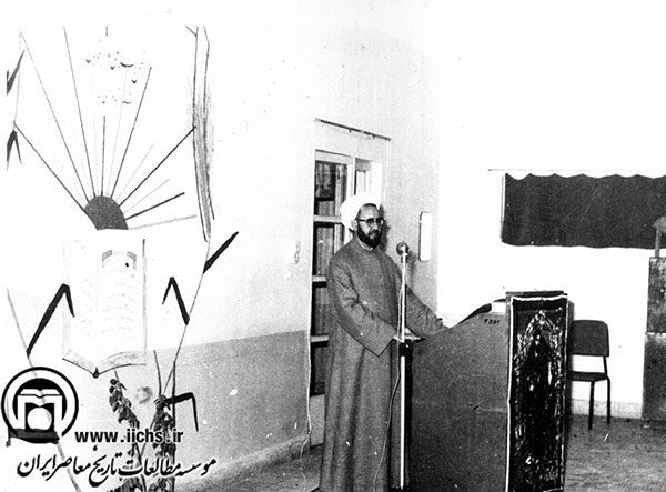 شهید آیت‌الله مرتضی مطهری در حال سخنرانی در یکی از مجامع مذهبی (دهه 1340)