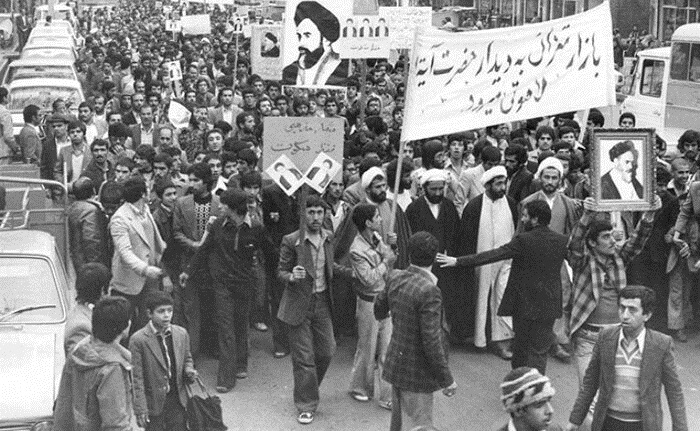 نمایی از یکی از راه‌پیمایی‌های مردم علیه رژیم پهلوی