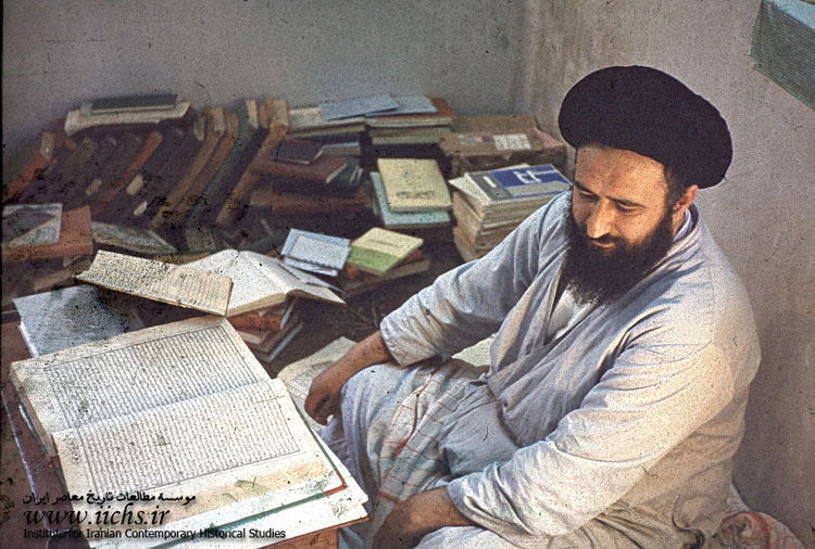 آیت‌الله سیدمصطفی خمینی در کتابخانه منزل شخصی خود در نجف