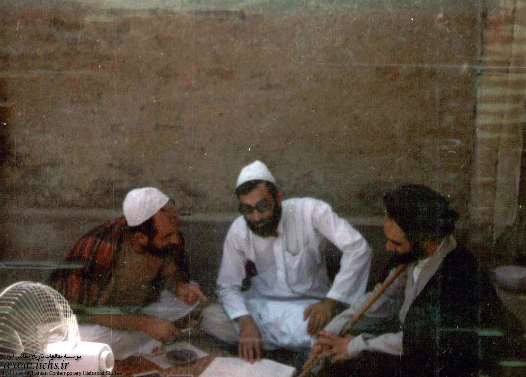 آیت‌الله سیدعلی خامنه‌ای در دوران تبعید در ایرانشهر، در کنار شهید حجت‌الاسلام سیدفخرالدین رحیمی (سال 1356)