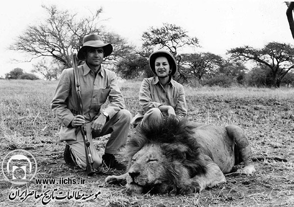 عبدالرضا پهلوی و همسرش پری سیما زند در کنار یک قلاده شیر شکارشده