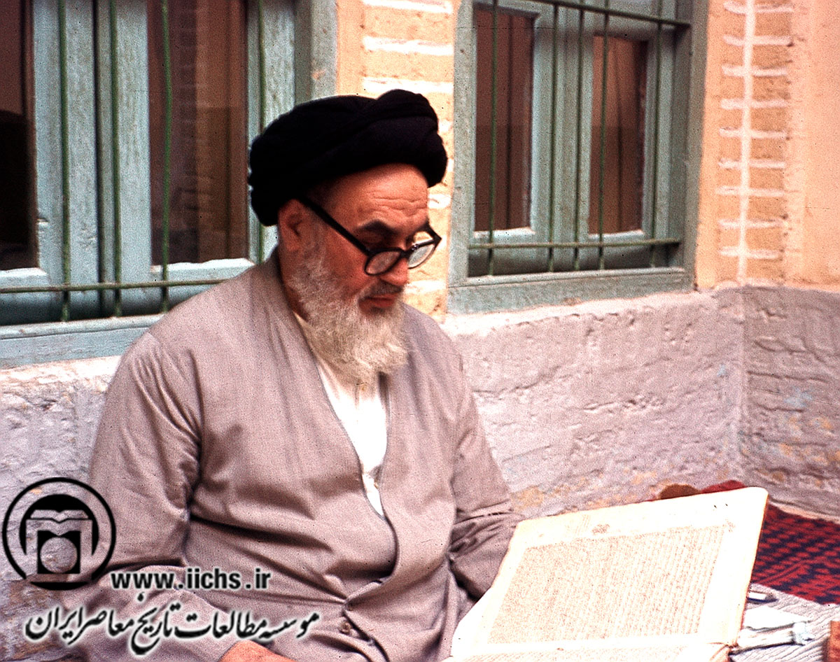 دهه 1340. امام خمینی در سال‌های تبعید به نجف، در منزل محل اقامت