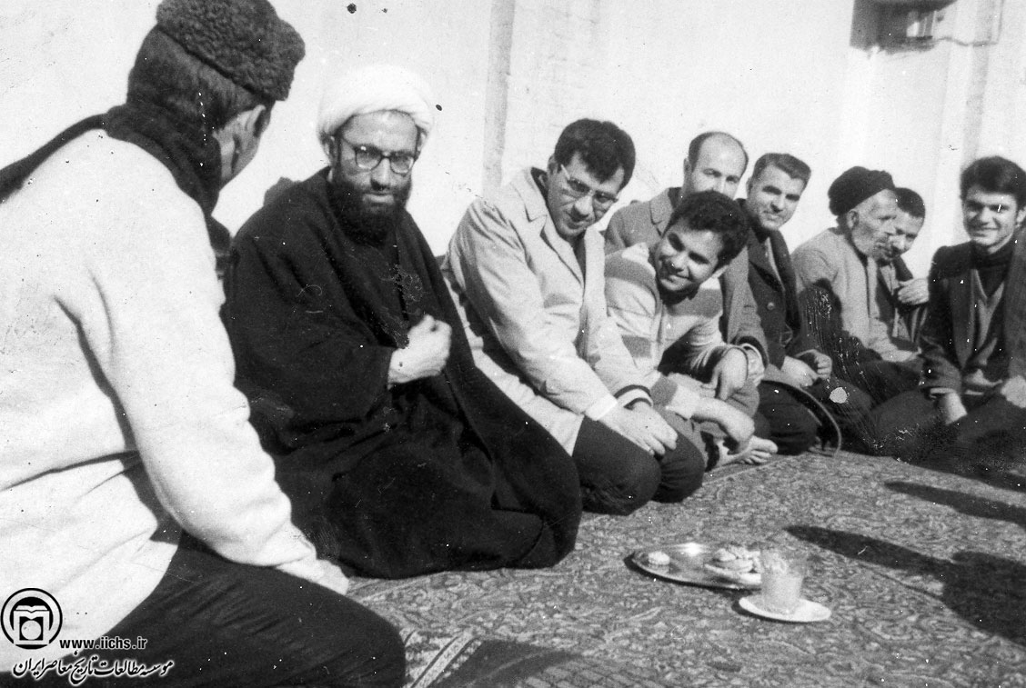آیت‌الله محمدرضا مهدوی کنی در یکی از جلسات «صادقیه» در تهران. در تصویر اسدالله بادامچیان دیده می‌شود (دهه 1340)