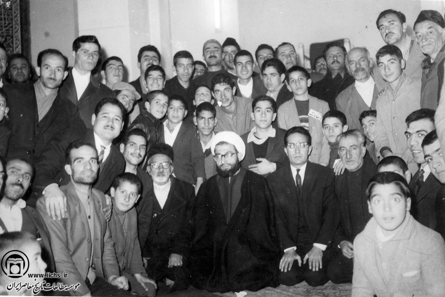 آیت‌الله محمدرضا مهدوی کنی در کنار چند تن از نمازگزاران مسجد جلیلی تهران در آغازین سال‌های اقامه جماعت در آن مسجد