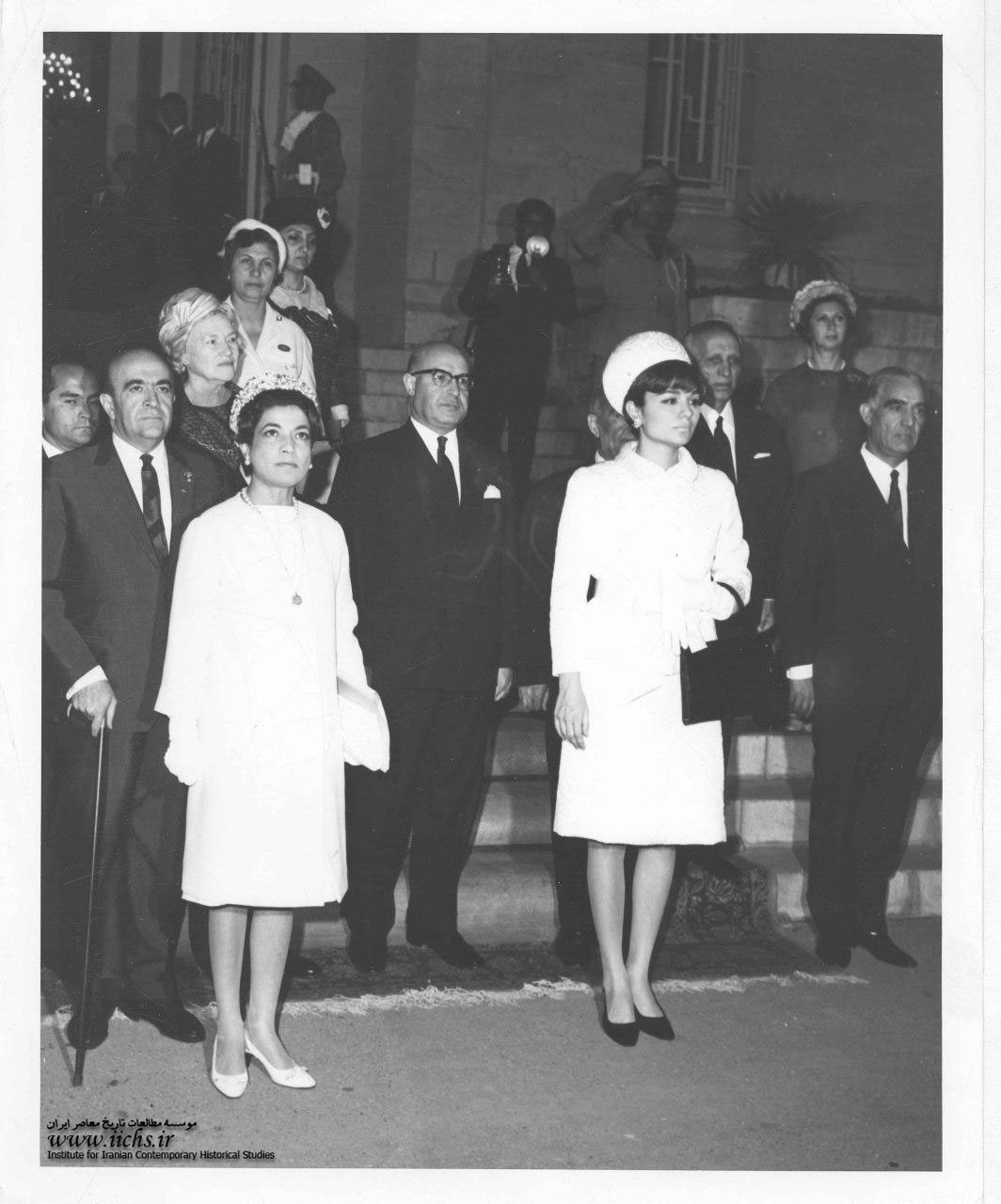  فرح و اشرف پهلوی هنگام شرکت در یک مراسم