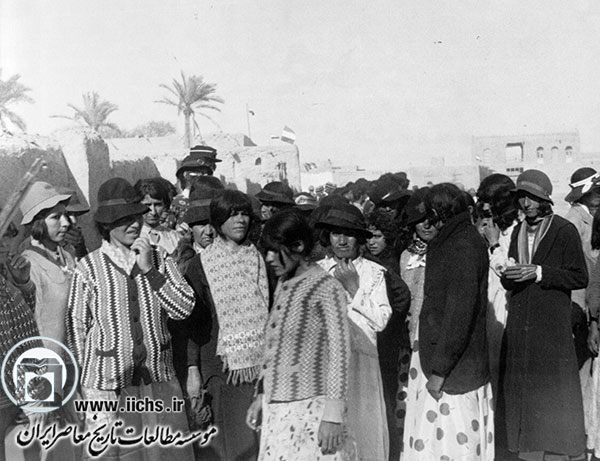 اجتماع زنان در خرمشهر به مناسبت استقبال از رضاشاه پس از کشف حجاب