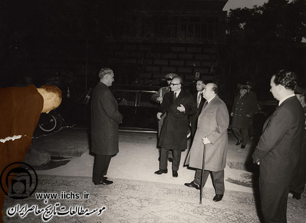 یحیی عدل، دبیرکل دوم حزب مردم، درحالی‌که برای تعظیم در برابر محمدرضا پهلوی تا کمر خم شده است