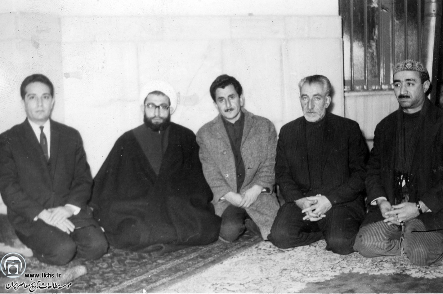 آیت‌الله محمدرضا مهدوی کنی در کنار چند تن از نمازگزاران مسجد جلیلی تهران در آغازین سال‌های اقامه جماعت در آن مسجد