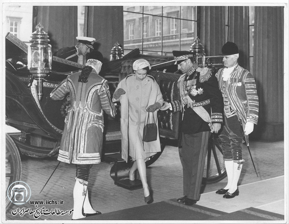 محمدرضا پهلوی و الیزابت دوم،‌ ملکه انگلستان، هنگام پیاده شدن از کالسکه سلطنتی