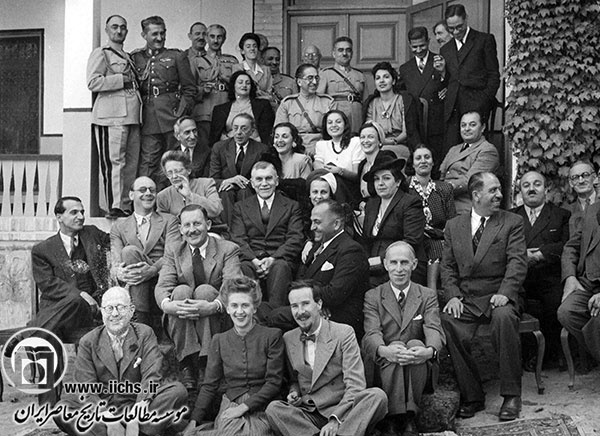 امرای ارتش و مقامات کشور به همراه همسران خود هنگام حضور در محل سفارت انگلستان در ایران در ایام جنگ جهانی دوم