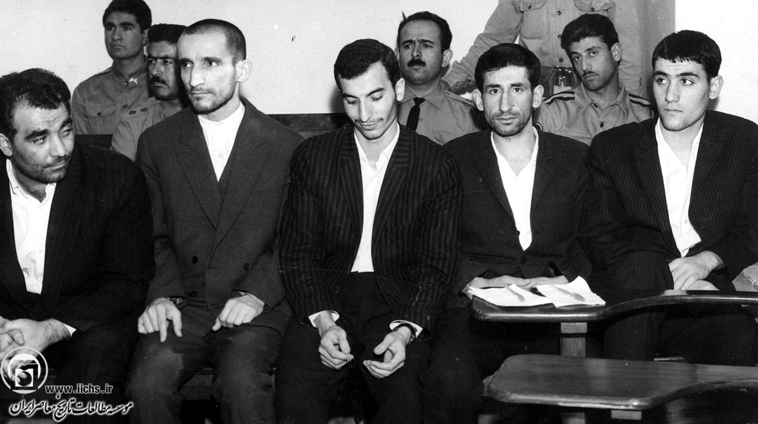 اعضای جمعیت موتلفه اسلامی در دادگاه نظامی پس از اعدام حسنعلی منصور