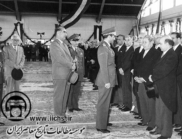 محمدرضا پهلوی همراه منوچهر اقبال، نخست‌وزیر، در حال عبور از مقابل صف نمایندگان مجلسین شورای ملی و سنا