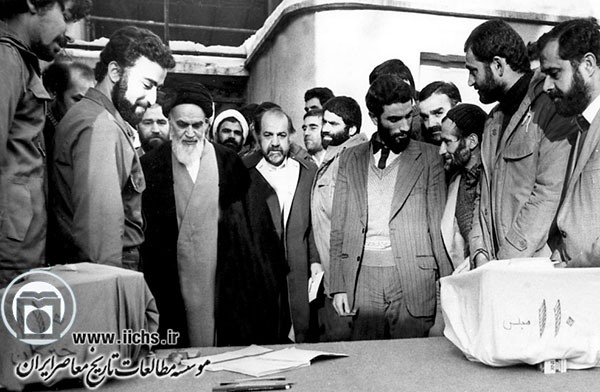 امام خمینی در حال شرکت در انتخابات. حاج عیسی جعفری، خادم امام، نیز در تصویر دیده می‌شود