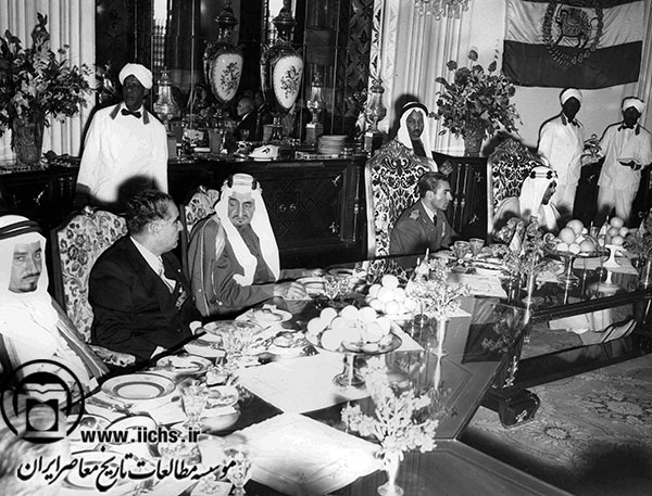 ملک سعود و محمدرضا پهلوی بر سر میز شام در پی سفر شاه به عربستان (سال 1336)
