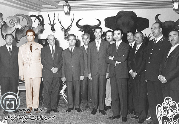 عبدالرضا پهلوی و جمعی دیگر در دومین کنگره شکاربانی در تهران. در تصویر حسین جهانبانی دیده می‌شود