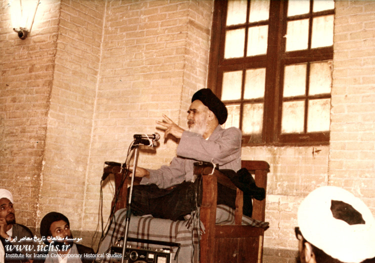 امام خمینی هنگام تدریس در مسجد شیخ انصاری در دوران تبعید به شهر نجف