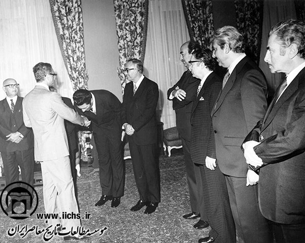 محمدرضا پهلوی هنگام ملاقات با جمعی از اعضای کمیته مرکزی حزب مردم