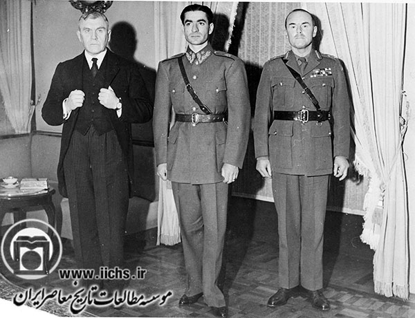 محمدرضا پهلوی به اتفاق ریدرز ویلیام بولارد، وزیرمختار انگلستان، و ژنرال ویول، فرمانده انگلیسی قشون متفقین در ایران