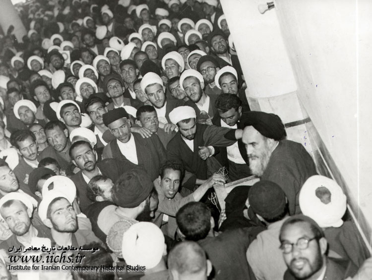 بازگشت امام خمینی به قم پس از یک سال حبس و حصر به روایت تصاویر