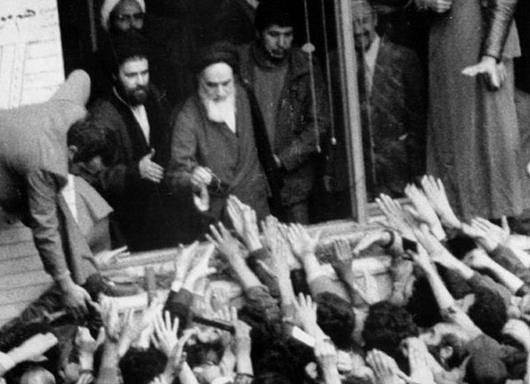 نقش ویژگی‌های رهبری امام خمینی در پیشبرد انقلاب اسلامی