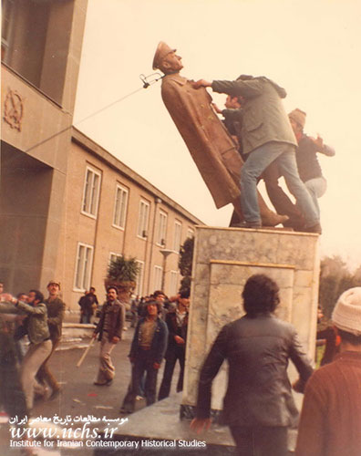 پایین کشیدن مجسمه محمدرضا پهلوی در محوطه یکی از ادارات دولتی