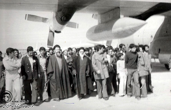فرودگاه سنندج، اعضای شورای انقلاب در سفر به کردستان برای مذاکره با سران کردها و ایجاد آرامش (اسفند 1357)