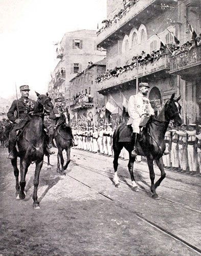 در بیروت، دو ژنرال فرانسوی از مقابل یک ردیف دونفره پیاده‌نظام عبور می‌کنند (سال 1920)
