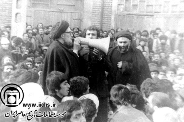 شهید آیت‌الله سیدمحمدعلی قاضی طباطبائی، در حال سخنرانی در یکی از راه‌پیمایی‌های انقلاب اسلامی (تبریز؛ 1357)